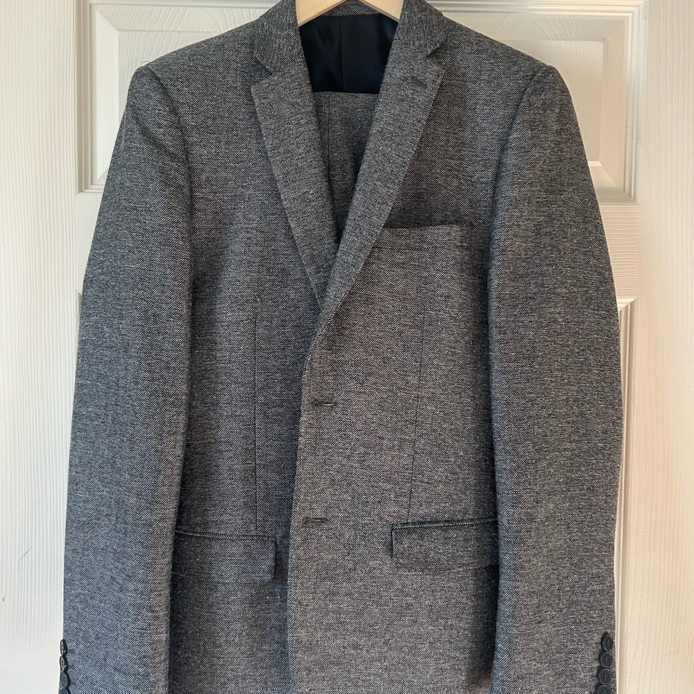 French Connection Men's Gray Knit Suit (jacket and pants). Beautiful suit.